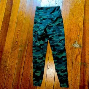 A size small American Eagle camo leggings with pockets.